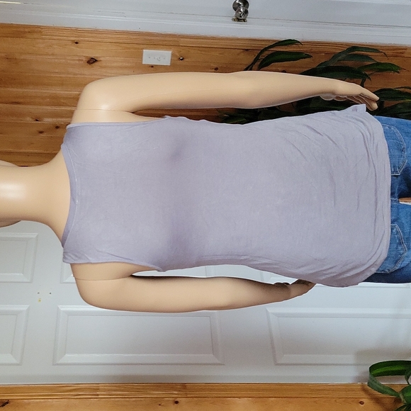 Express Sleeve less Top - Picture 3 of 5